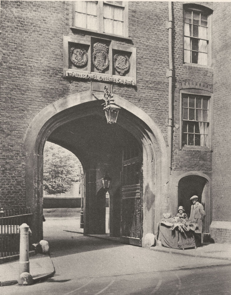 Associate Product LONDON. Tudor gateway leading into Lincoln's Inn from Chancery Lane 1926 print